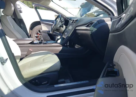 2015 Ford Fusion Hybrid Titanium z USA, uszkodzony, nr VIN 3FA6P0RU4FR197636